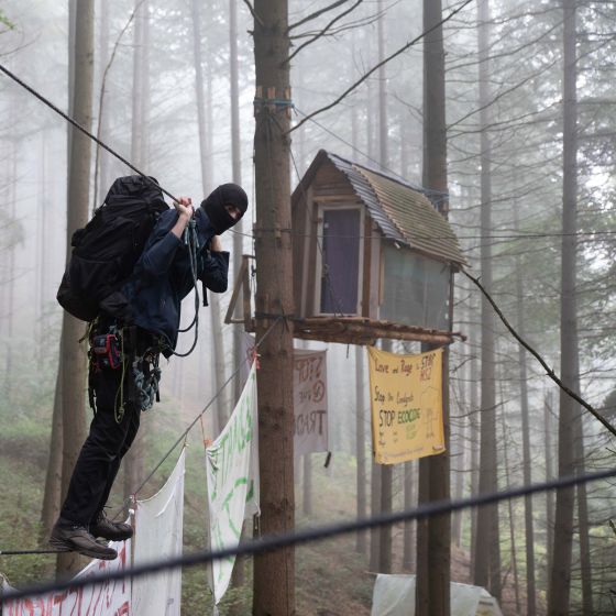  8. Oktober 2022: Ein Aktivist klettert über eine Seilbrücke von einem Baumhaus in die gemeinschaftliche Küche der Besetzung. - October 8, 2022: An activist climbs over a rope bridge from a tree house into the communal kitchen of the occupation.