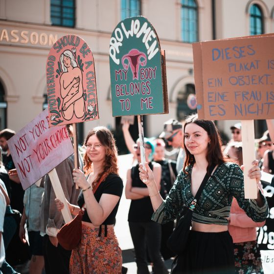 Feministische Aktivist:innen demonstrieren für Selbstbestimmung und gegen den Marsch fürs Leben in München.