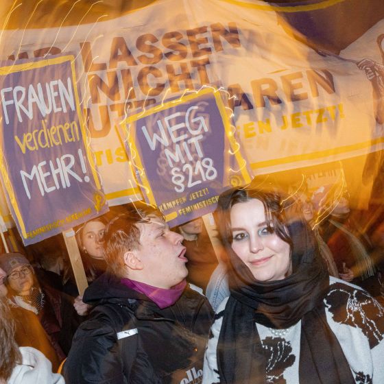 Tausende versammelten sich am 8.3.2024 in München zum feministischen Kampftag und demonstrierten gegen Sexismus, Frauenmorde, Mansplaining, toxische Männlichkeit, sexualisierte Gewalt und für eine faire gleiche Bezahlung, Egalität und Selbstbestimmung.